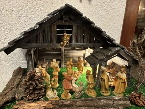 Weihnachtskrippe mit Figuren