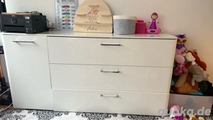 Moderner, weißer Hochglanz-Schrank (Sideboard Kommode)