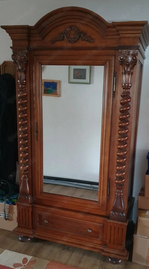 Schrank mit schönem Flair 