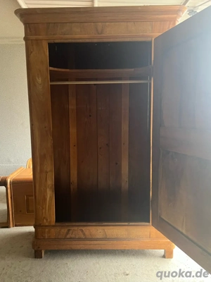 Antiker Nussbaumschrank