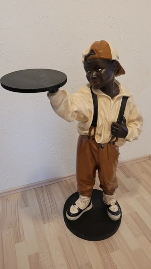 Dekofigur Junge Skulptur Deko groß 115 cm Figur Statue Baseball-Cap Tablett schwarz Afrika Figur