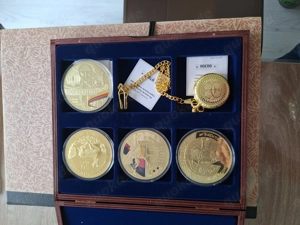 Große  Münzen   7.5 cm  Durchmesser  24 Karat vergoldet in Holzbox  aus Nachlass