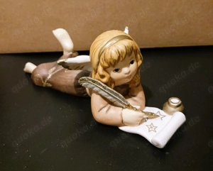 Goebel Figur - Engel liegend mit Feder- gebraucht-