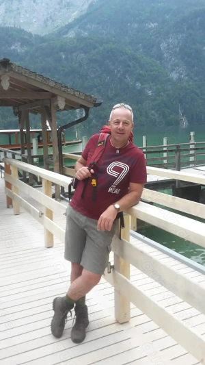 Weinbauer sucht seine süsse Weintraube