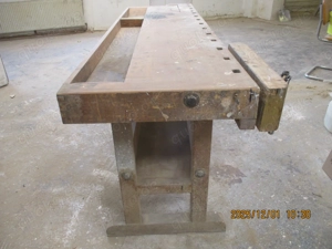 Hobelbank mit Gebrauchtspuren.