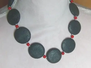 Lavakette mit roten Korallenperlen