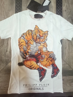 Philipp Plein Luxus designer t shirt wit Svarowski stones applications on it brand new with all tags