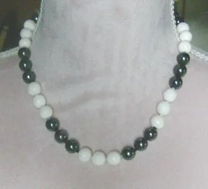 Edelsteinkette, weisser Lava mit schwarzen Hämatit