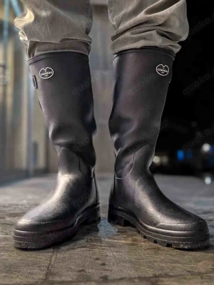 Spaziergänge zu zweit   in Gummistiefeln durch Stadt und Land, die besondere Momente versprechen