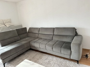  Großes Ecksofa mit elektrischer Schlaffunktion   hellgrau Samt 