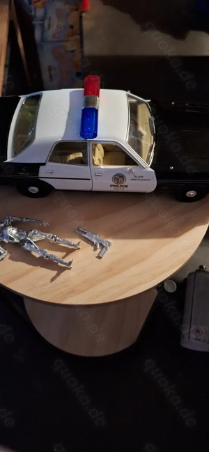 Dodge Monaco 1977 Police   Terminator Edition   1:18 Greenlight   mit T-800 Figur   90    