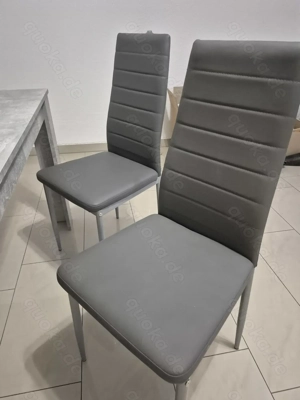 Tisch mit 4 Stühlen, wie neu