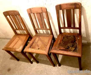 alte renovierungsbedürftige Stühle mit Korbgeflecht