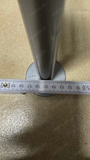 Garderobe aus Metall mit Aufhänge- und Ablagemöglichkeiten