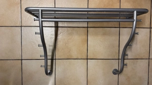 Garderobe aus Metall mit Aufhänge- und Ablagemöglichkeiten