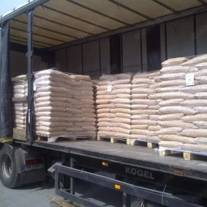 Premium-Holzpellets in 15-kg-Säcken auf Palette