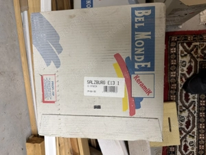 Fliesen, Kabel, Korkparkett zu verschenken