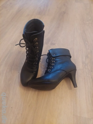 schwarze hohe Stiefeletten von Gothicana by EMP 7 cm Absatzhöhe | 15 cm Schafthöhe | 