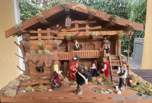 Handgefertigte Krippe aus Douglasie, XXL, Alpenstil, ohne Figuren