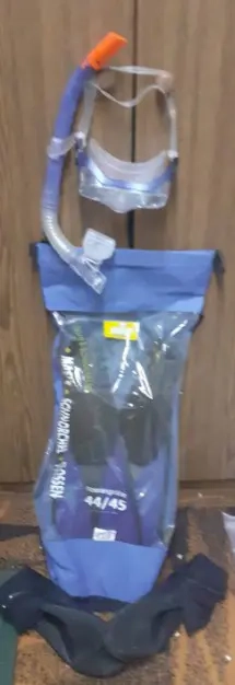 Schnorchel Ausrüstung - Den Preis von 1,-- muss man angeben damit die Anzeige veröffentlicht wird.