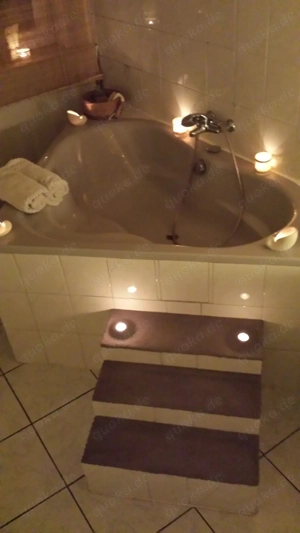 Wir bieten eine schöne Auszeit bei der  "Verwöhnmassage "mit Herz und Niveau  Bild 3