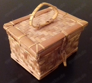 1 kleine aus Stroh geflochtene Truhe, stabil, innen mit Folie