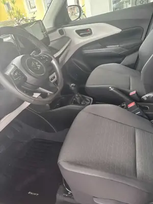 Suzuki Swift Swift 1.2 Dualjet Hybrid Allgrip MT Comfort Bild 2