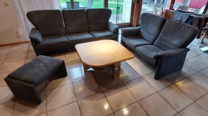 2- und 3-sitzer Sofa mit Hocker