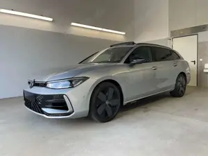 Volkswagen Passat Variant R-Line 265PS 4M Stdhz+Leder+AHK+DCC+Pano+Harman...