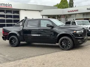 Dodge RAM 1500 Laramie Night Premium Crew 2025 UMBAU Bild 3