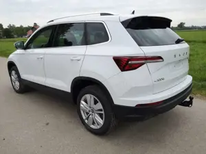 Skoda Karoq 2.0 TDI Selection DSG GV5 AHK 17 Ladeb Bild 3