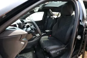 Peugeot 2008 GT MHEV ACC 360° Pano Massage AWR Nav Keyl 107 ... Bild 5