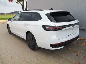 Volkswagen Passat Variant 2.0 TDI DSG 4Motion R-Line Pano 19 Zoll Head Up AH Bild 2