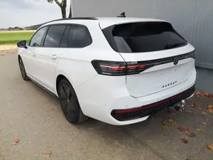 Volkswagen Passat Variant 2.0 TDI DSG 4Motion R-Line Pano 19 Zoll Head Up AH Bild 3
