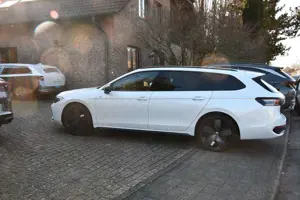 Volkswagen Passat Variant R-Line 2.0 TDI 142 KW 4Motion DSG Bild 2