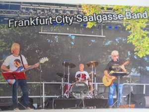"F.C.SAALGASSE-BAND" sucht BASS-Gitarrist in in Frankfurt Main-Innenstadt.