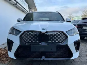 BMW iX2 eDrive20 M-Sportpaket-Pro 19-Zoll/HK/AHK/HUD Bild 3