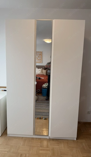 Kleiderschrank dreitürig mit Spiegel