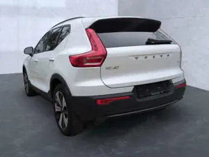 Volvo XC40 XC 40 Plus Dark Recharge Plug-In Hybrid 2WD Navi Bild 4