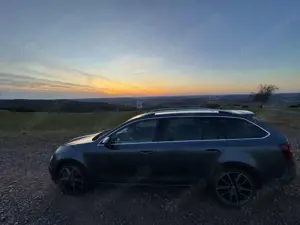 Skoda Octavia Octavia Combi 2.0 TDI RS Bild 2