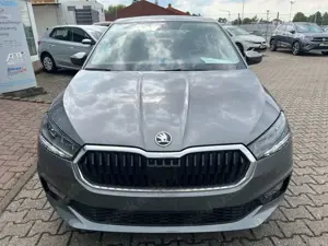 Skoda Fabia Essence 1,0 TSI AppleCarPlay LED Sitzhz Bild 2