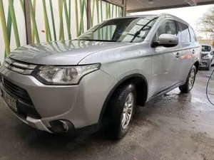 Mitsubishi Outlander 2.2 DI-D 4WD Aut. Plus Bild 2