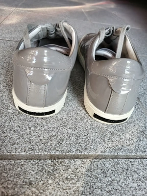 Graue Sneakers aus Lackleder von Kennel & Schmenger, Größe 7 Bild 2