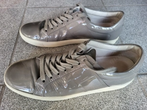 Graue Sneakers aus Lackleder von Kennel & Schmenger, Größe 7 Bild 6