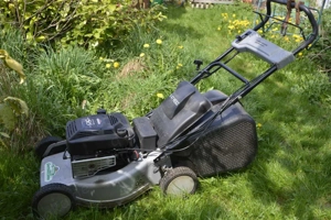 Benzin Rasenmäher 4 Takt mit Elektrostarter, Fangkorb, Radantrieb