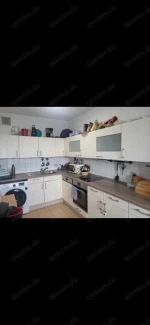 Moderne Einbauküche mit Markengeräten, Spühlmaschine und Inventar mit Selbstabbau