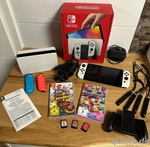 Nintendo Switch OLED 64GB Handheld-Spielekonsole - Weiß + 3 Super Mario Spiele