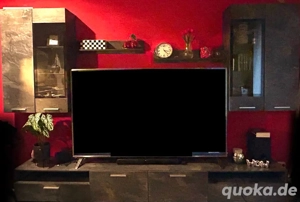 Wohnwand in Betonoptik 