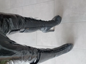 Er sucht eine nette Sie, die mir ihre Heels und Stiefel vorführt Bild 2