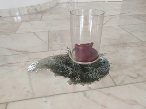 Sehr dekoratives Windlicht (Flügel) in silbernfarbenem Guss und Glas ohne abgebildete Deko. 